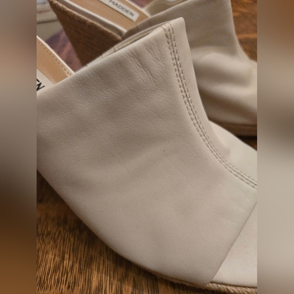 Steve Madden White Wedge Leather Sandals - Picture 4 of 4